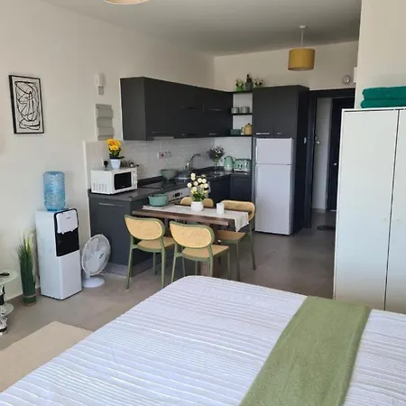 Stunning New Studio Apartment, Eco Wellness Resort, Heated Pool, Spa, Hot Tub *